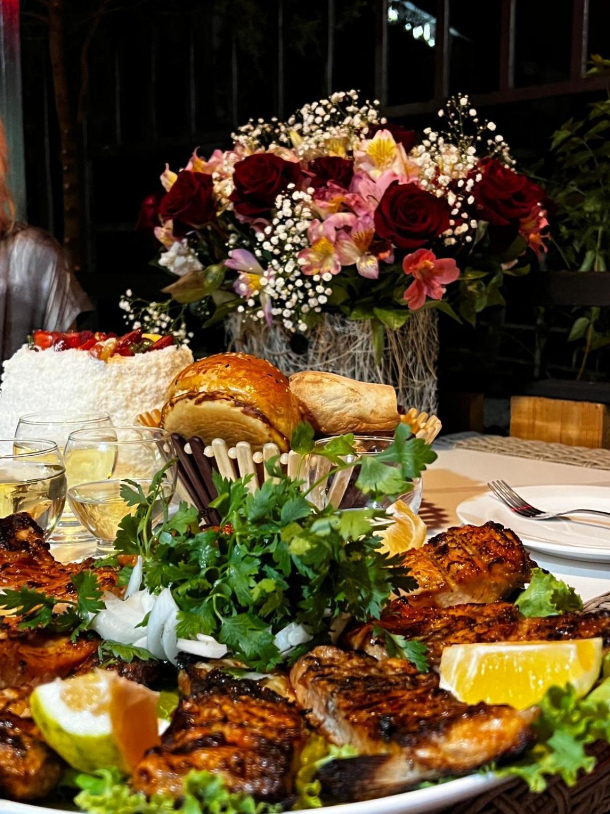 Golden Fleece Hotel Уреки Екстериор снимка